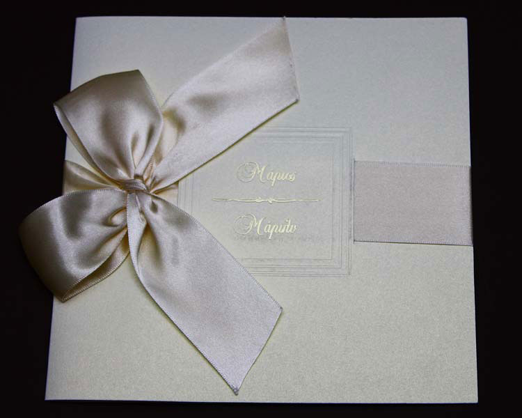πλούσια κάρτα γάμου με δέσιμο σατέν κορδέλα